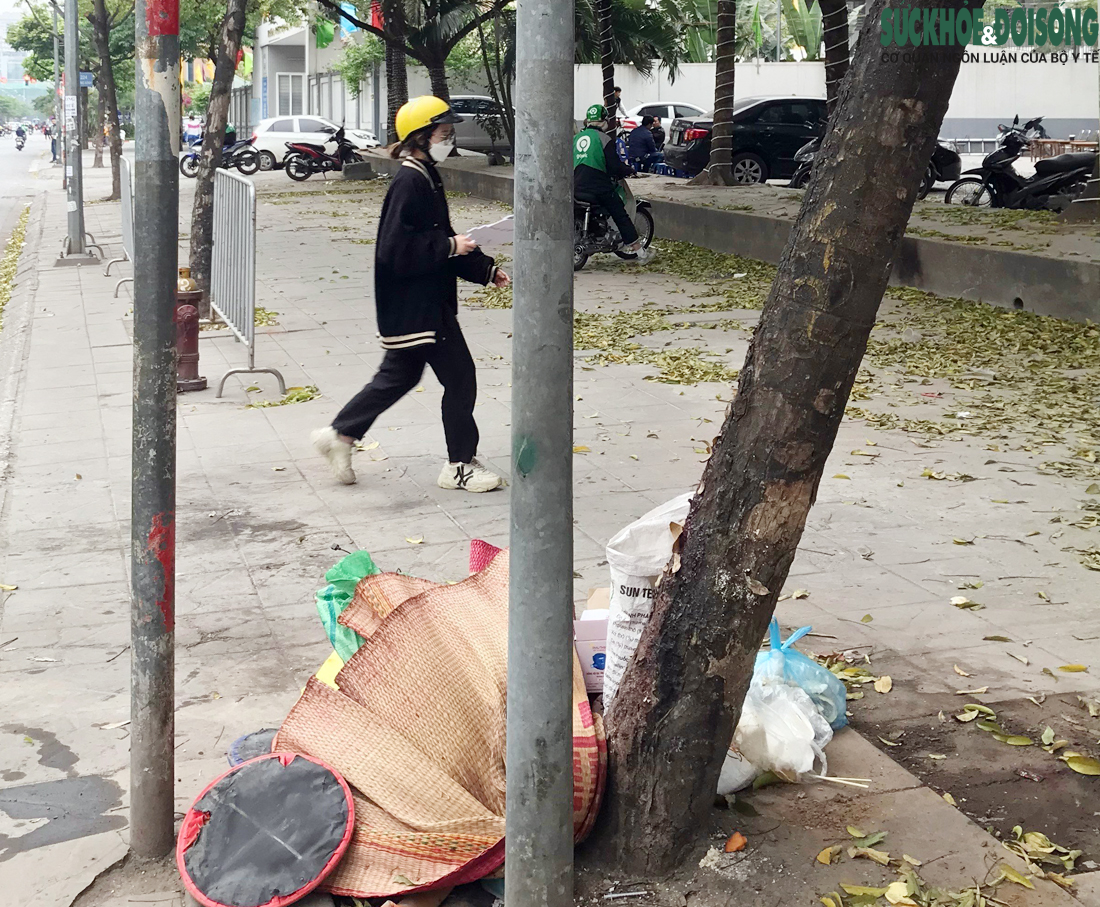 Nhiều nhà chờ xe buýt ở Hà Nội xuống cấp, nhếch nhác đến khó tin - Ảnh 10.