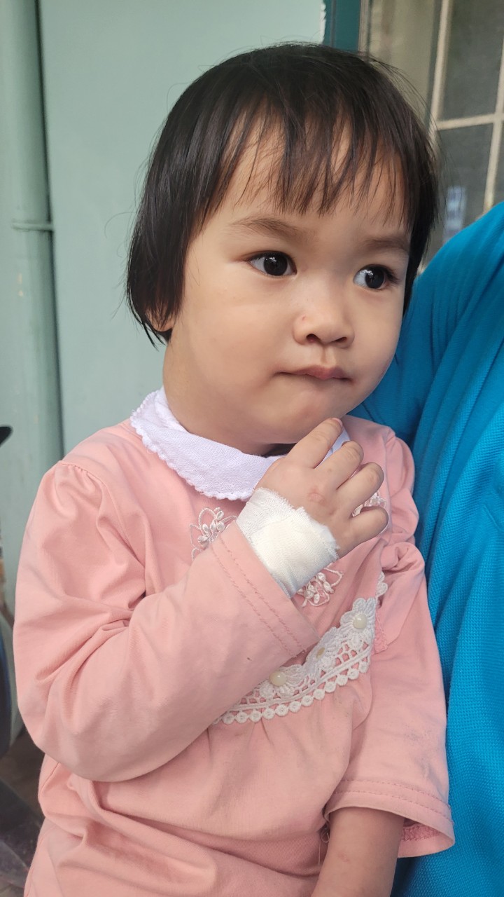 Gần 20 triệu đồng đến với cô bé dân tộc Thái bị u bạch huyết - Ảnh 2.