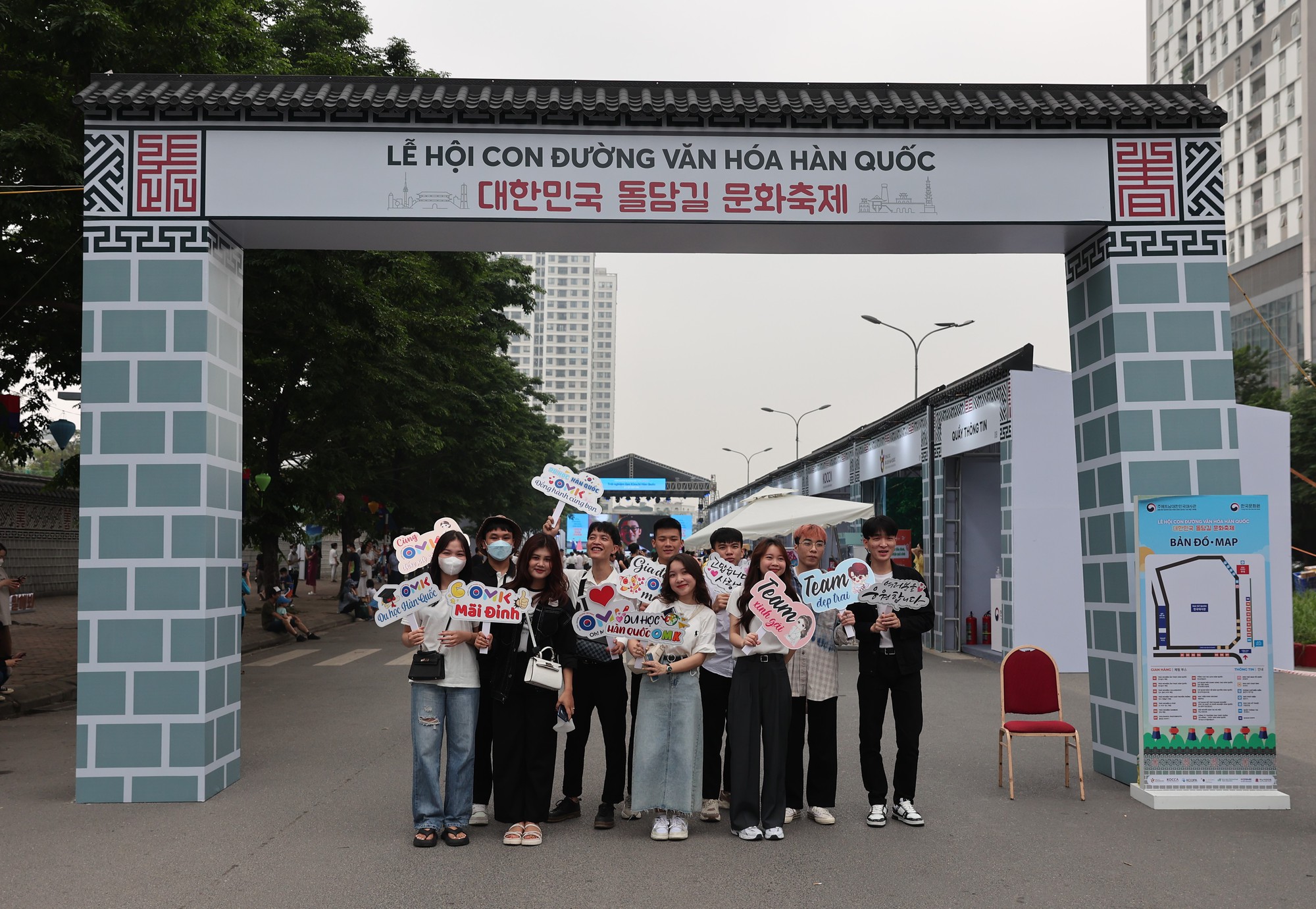 Giới trẻ Hà Nội hào hứng check in tại Lễ hội "Con đường văn hóa Hàn Quốc 2023".