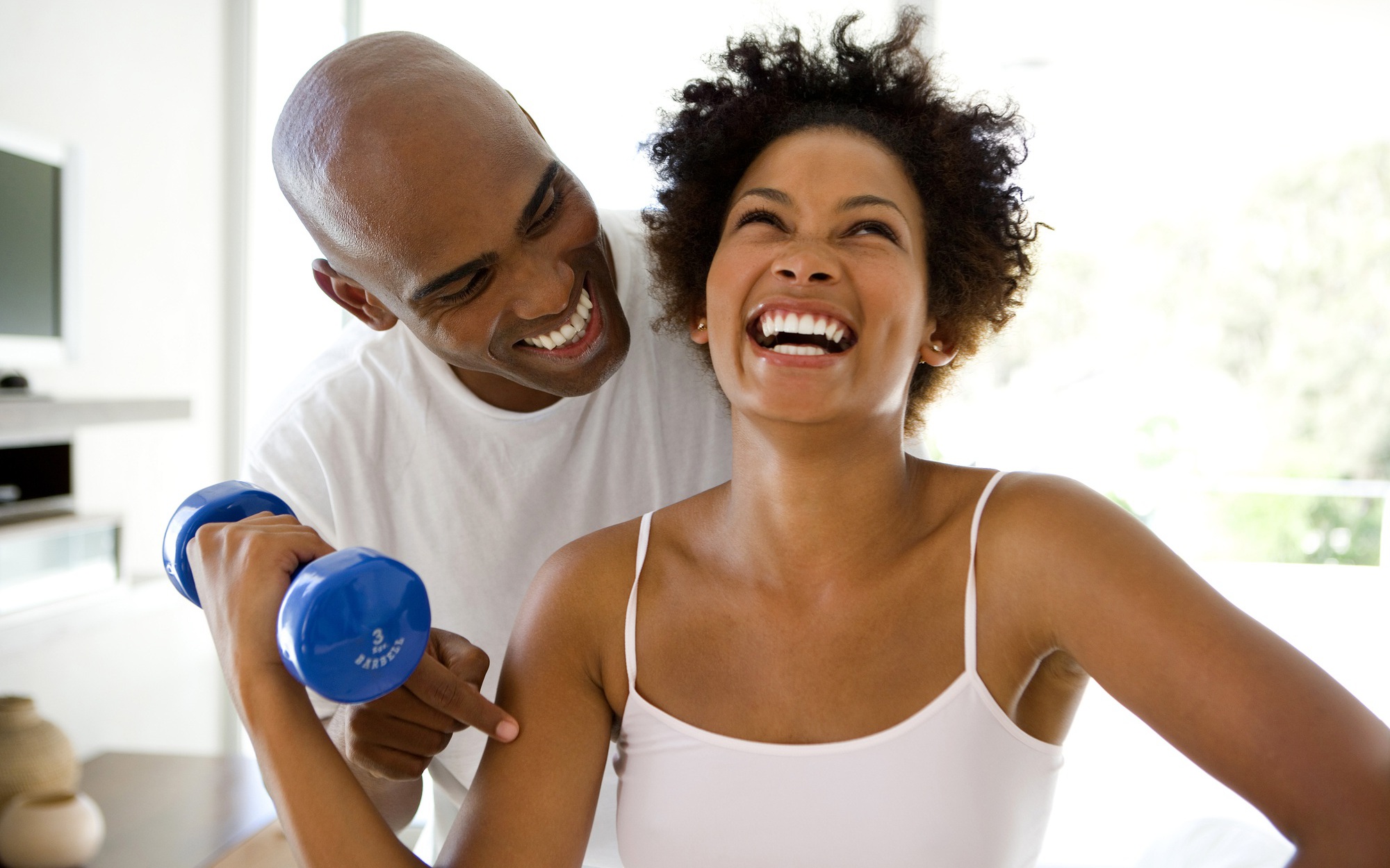 image man smiling at woman lifting weights 16823067733011885371540 14 0 1264 2000 crop 16823068072371603654495