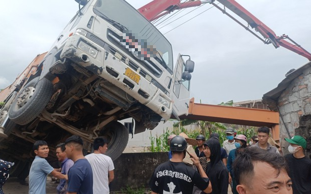 Xe bơm bê tông bị lật, một người tử vong