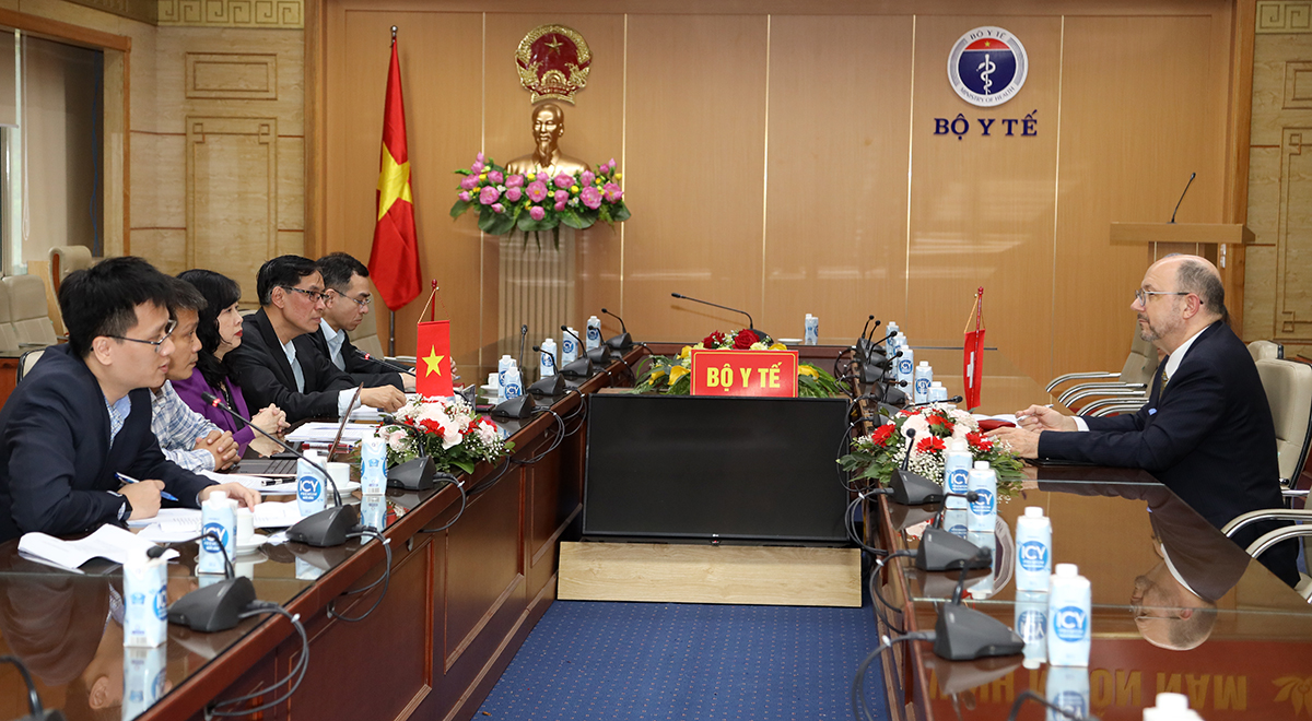 Bộ trưởng Bộ Y tế Đào Hồng Lan tiếp Đại sứ Thụy Sỹ tại Việt Nam - Ảnh 3.