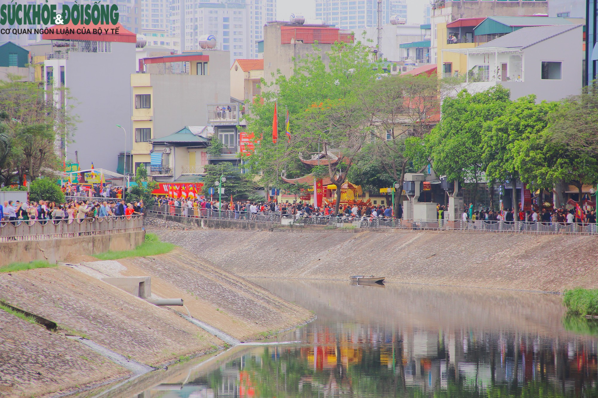 Hàng nghìn người &quot;trẩy hội&quot; Chùa Láng, đoàn rước kiệu dài nửa cây số - Ảnh 11.