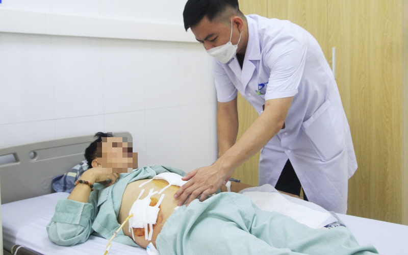 Người đàn ông 65 tuổi ở Quảng Ninh bị thủng dạ dày-tá tràng hiếm gặp được bác sĩ cứu sống