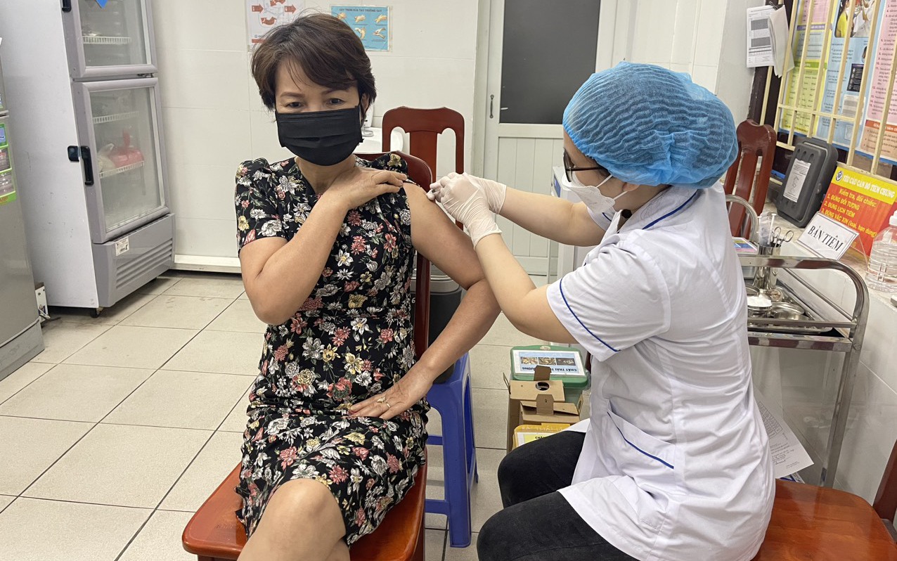 Ca mắc COVID-19 tiếp tục tăng, người dân Hà Nội chủ động đi tiêm vaccine