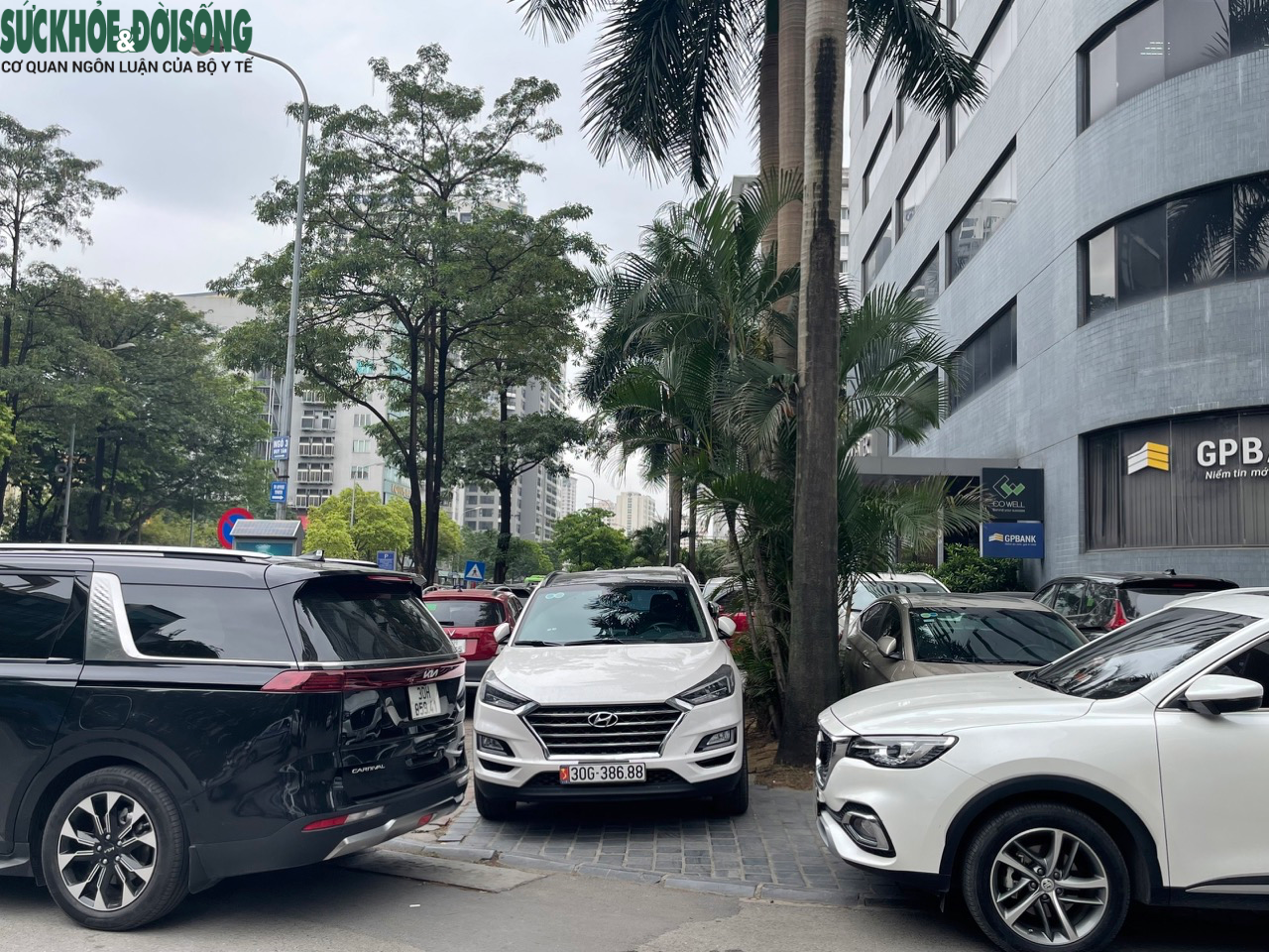 Hô biến vỉa hè thành thành showroom ô tô ngoài trời - Ảnh 1.