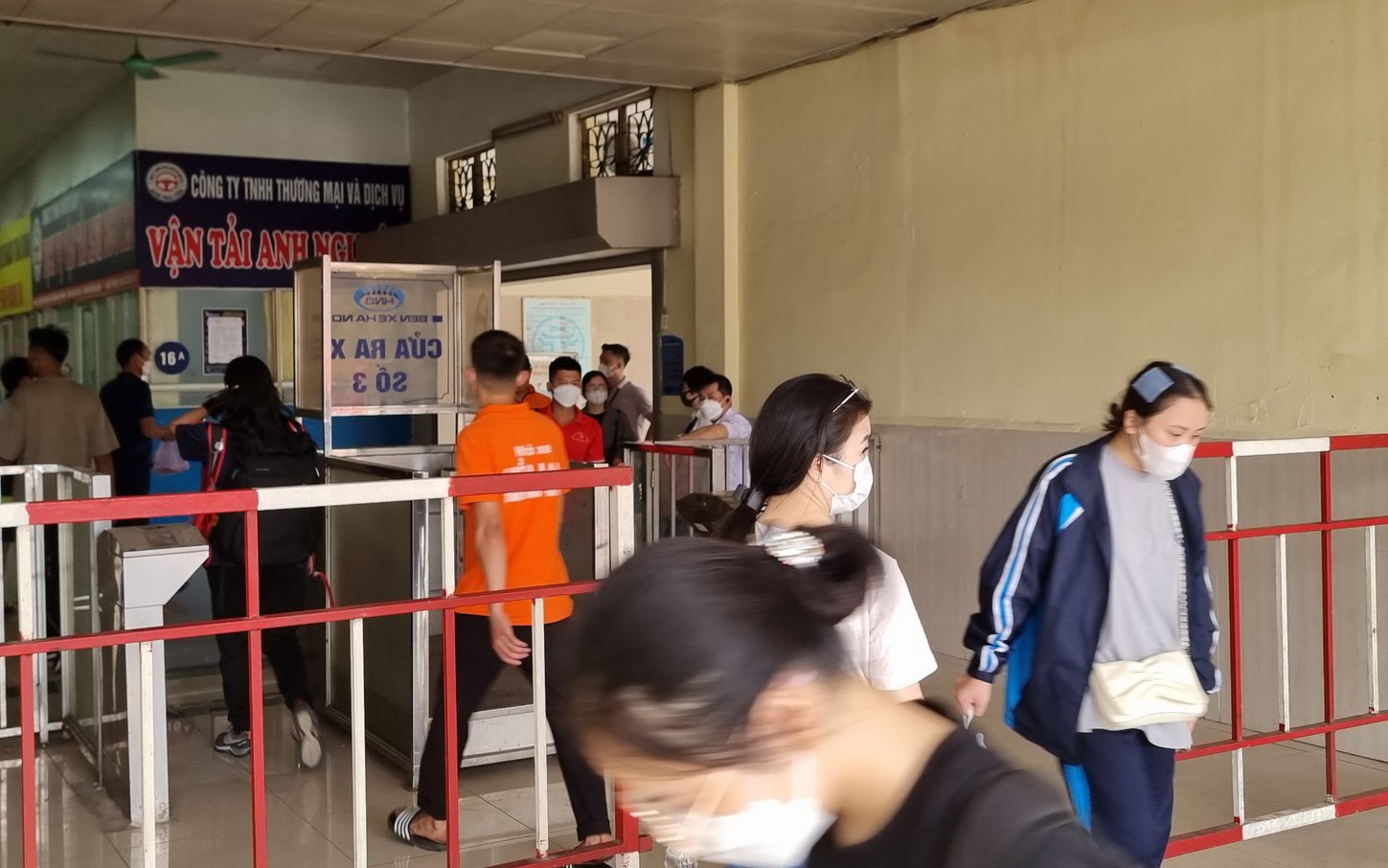Người dân rục rịch rời Hà Nội về nghỉ lễ lúc giữa trưa, bến xe khách "nóng" dần