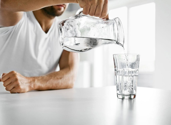 uống nhiều nước thúc đẩy giảm cân