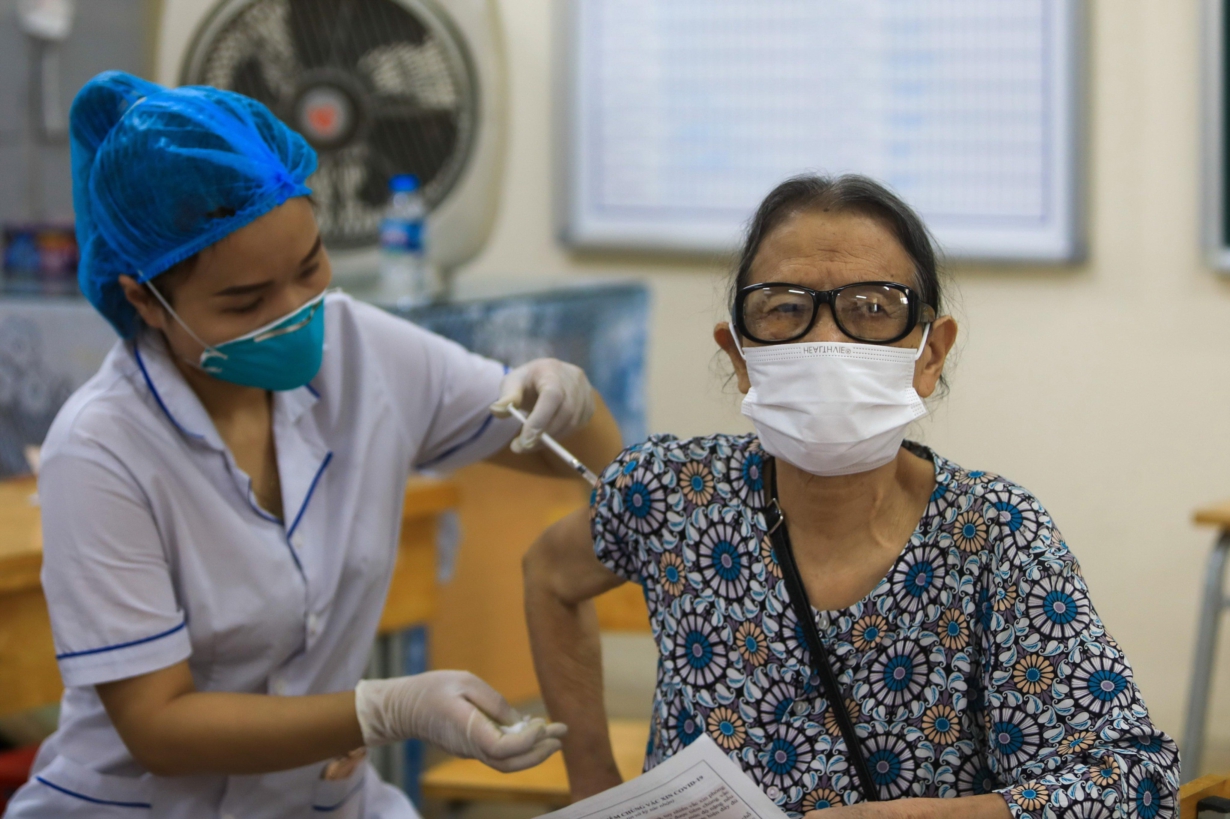 Những nhóm đối tượng nào sẽ tiêm vaccine phòng COVID-19 tại Việt Nam? - Ảnh 2.