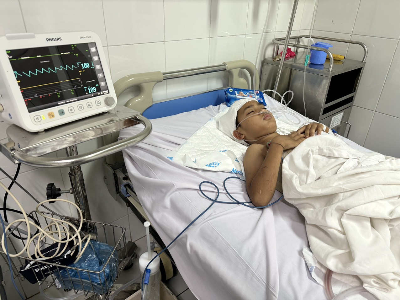 Xót thương bé trai dân tộc Thái chấn thương nặng, hôn mê sau tai nạn xe lao xuống vực cùng ông nội - Ảnh 2.