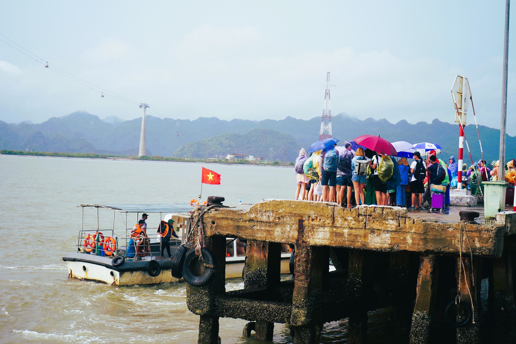 Ngày đầu nghỉ lễ 30/4: Cửa khẩu Móng Cái chật kín, Hải Phòng huy động toàn bộ phà phục vụ du khách sang đảo  - Ảnh 9.