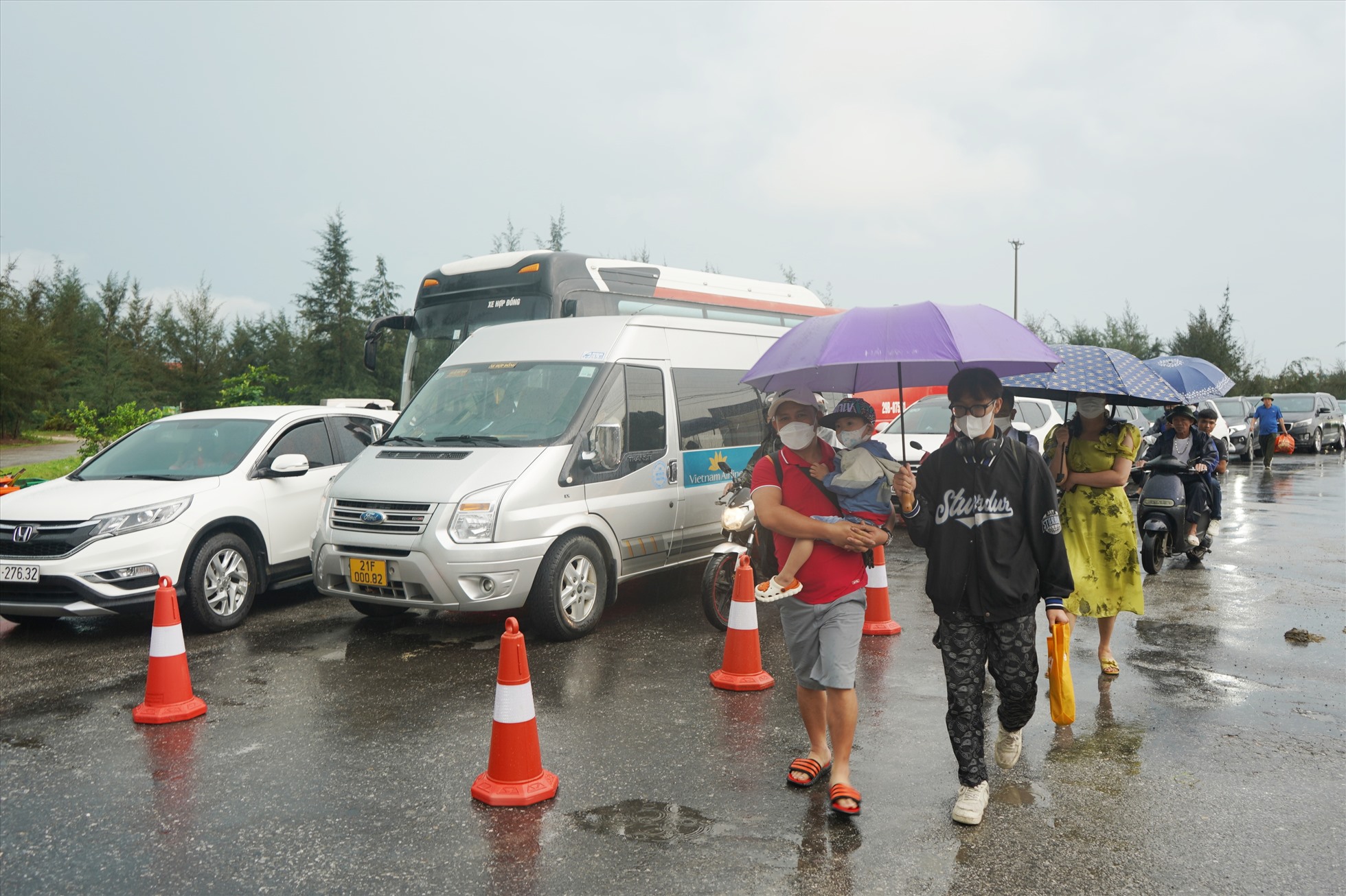 Ngày đầu nghỉ lễ 30/4: Cửa khẩu Móng Cái trật kín, người dân đội mưa ra đảo Cát Bà - Ảnh 4.