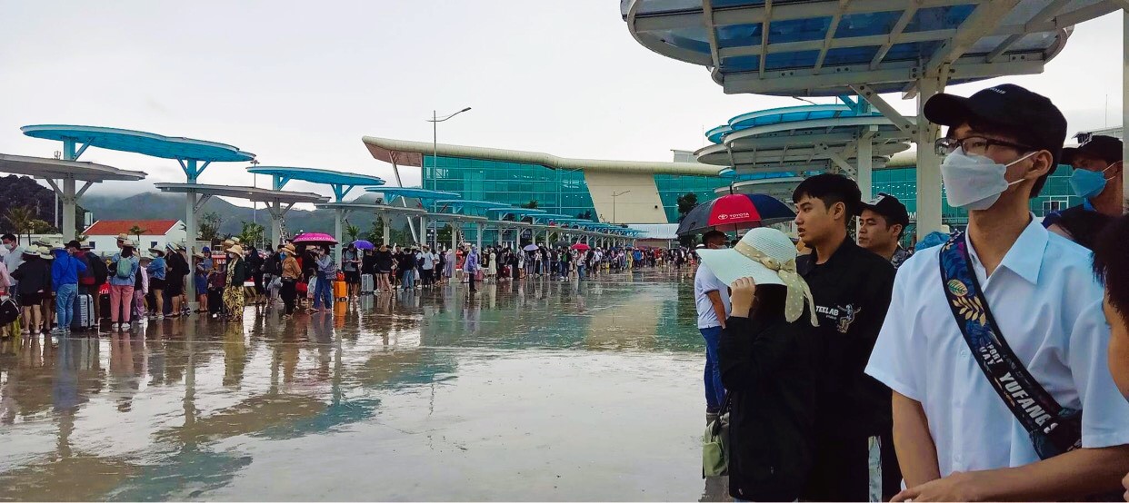 Ngày đầu nghỉ lễ 30/4: Cửa khẩu Móng Cái chật kín, Hải Phòng huy động toàn bộ phà phục vụ du khách sang đảo  - Ảnh 5.