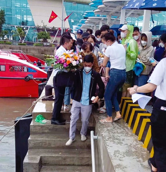 Ngày đầu nghỉ lễ 30/4: Cửa khẩu Móng Cái chật kín, Hải Phòng huy động toàn bộ phà phục vụ du khách sang đảo  - Ảnh 4.