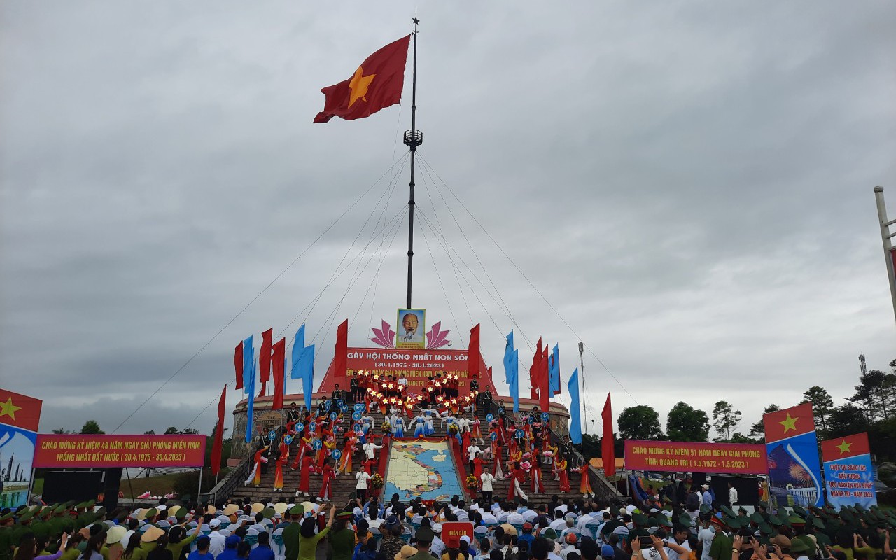 Xúc động lễ thượng cờ tại Đôi bờ Hiền Lương - Bến Hải