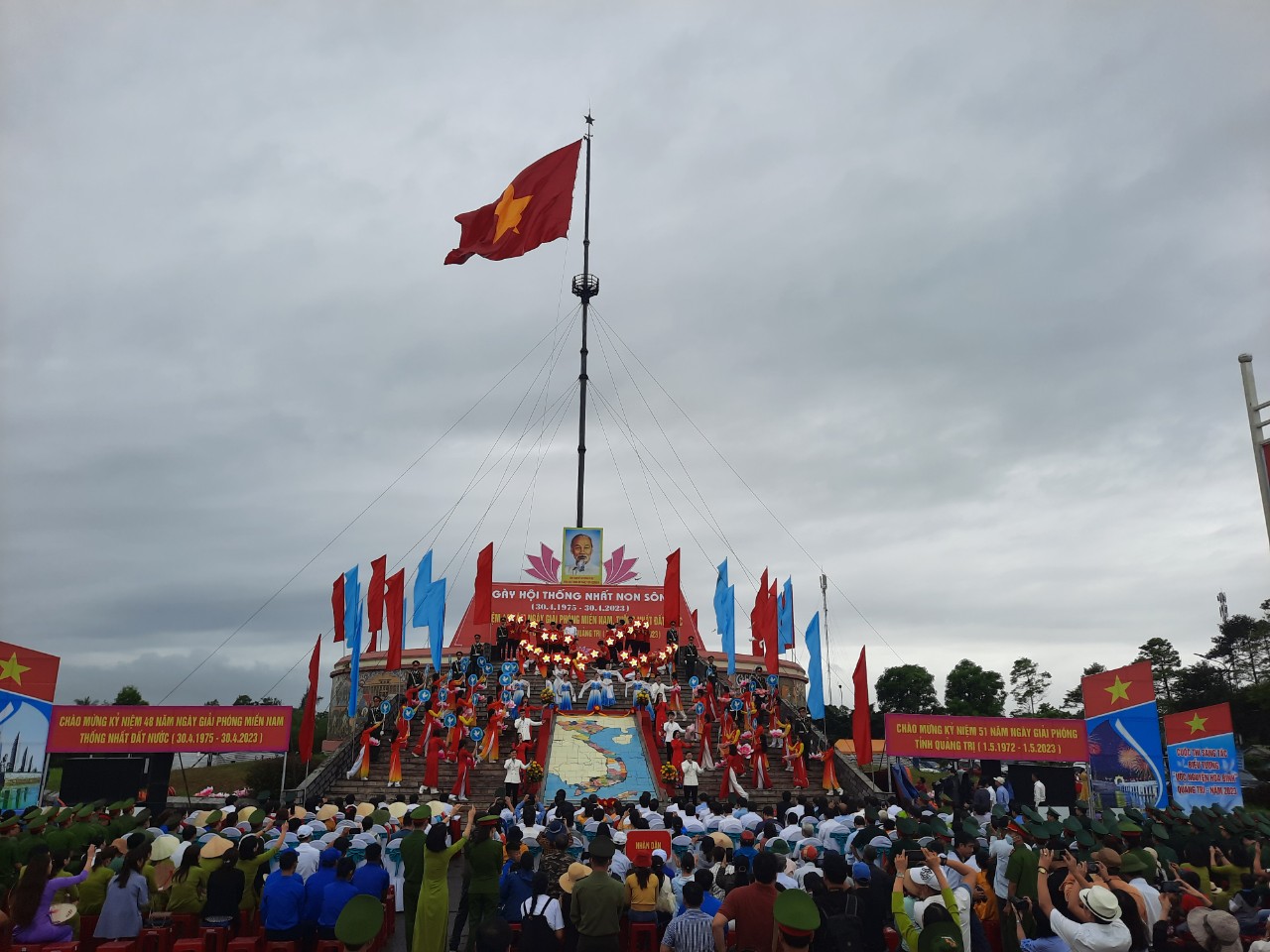 Xúc động Lễ Thượng cờ tại Đôi bờ Hiền Lương - Bến Hải - Ảnh 1.