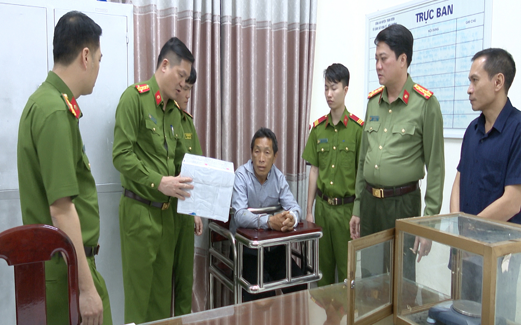 Rủ nhau mang 9 bánh heroin và 1 bánh hồng phiến đi bán kiếm lời