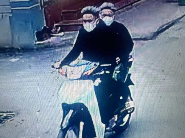 Công an công bố hình ảnh 2 tên cướp để truy bắt.