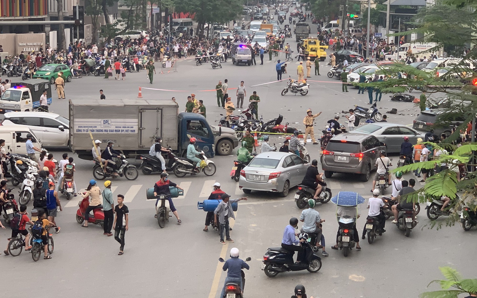 Hà Nội: "Xe điên" gây tai nạn liên hoàn trên đường Võ Chí Công, nhiều người bị thương