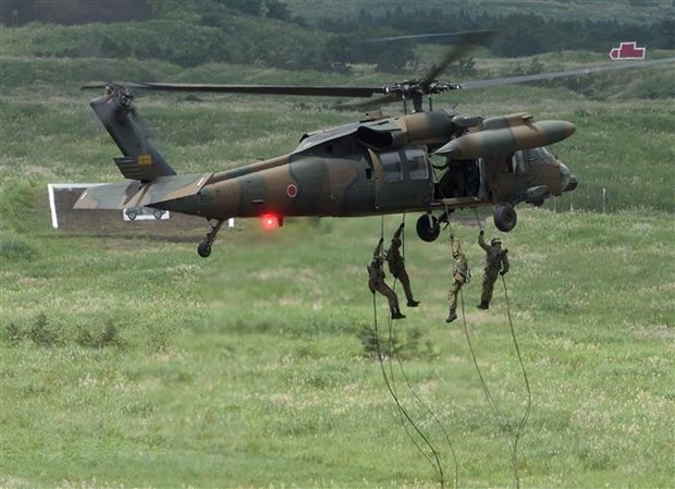 Nhật Bản tìm kiếm phi hành đoàn vụ trực thăng mất tích ngoài khơi - Ảnh 1.