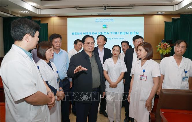 Thủ tướng Phạm Minh Chính thăm Bệnh viện Đa khoa tỉnh Điện Biên - Ảnh 1.