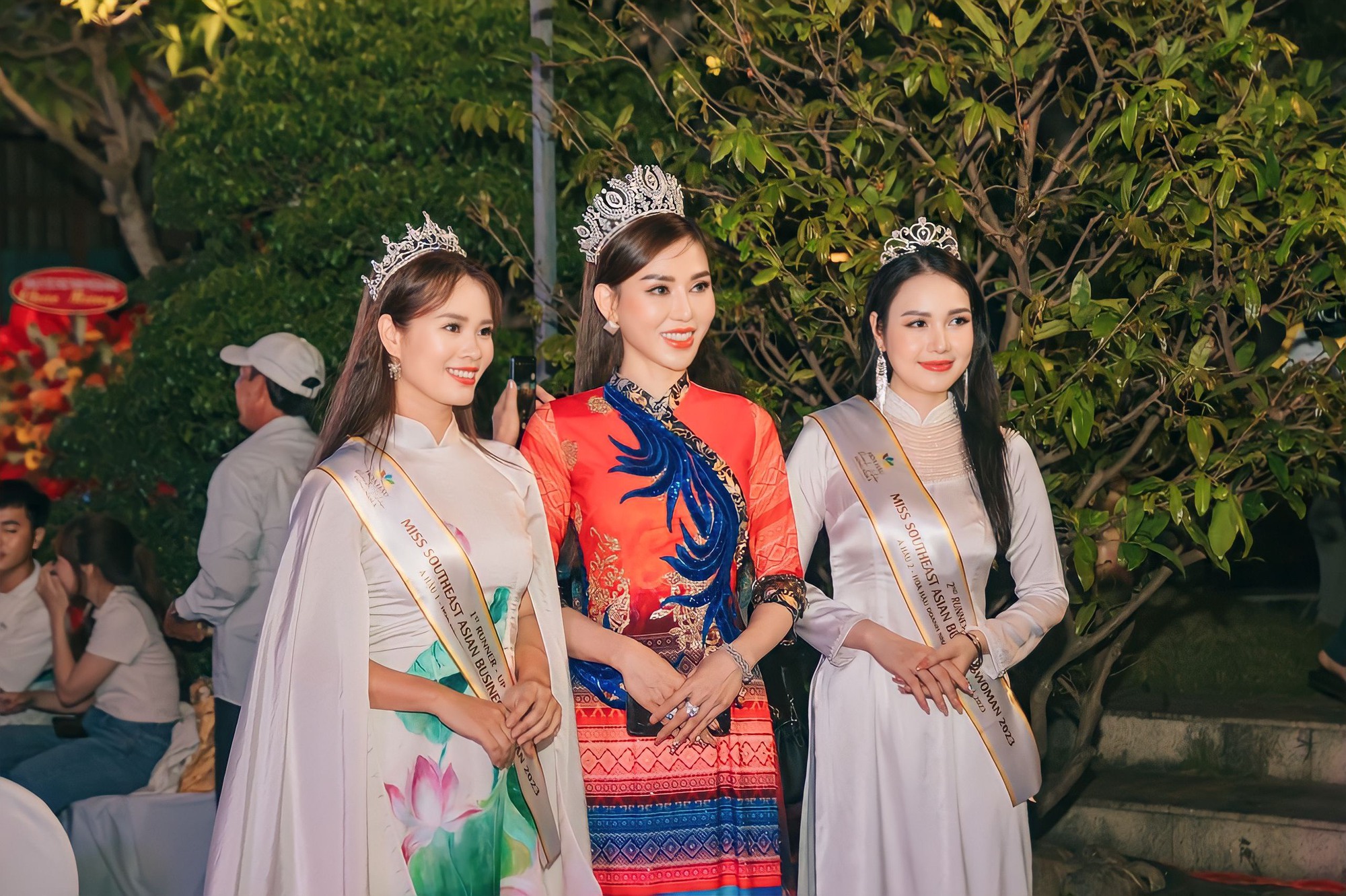 Hoa hậu Lương Thị Thùy Dung gây ấn tượng trong tà áo dài tại Lễ hội Tết cổ truyền Bunpimay - Ảnh 3.
