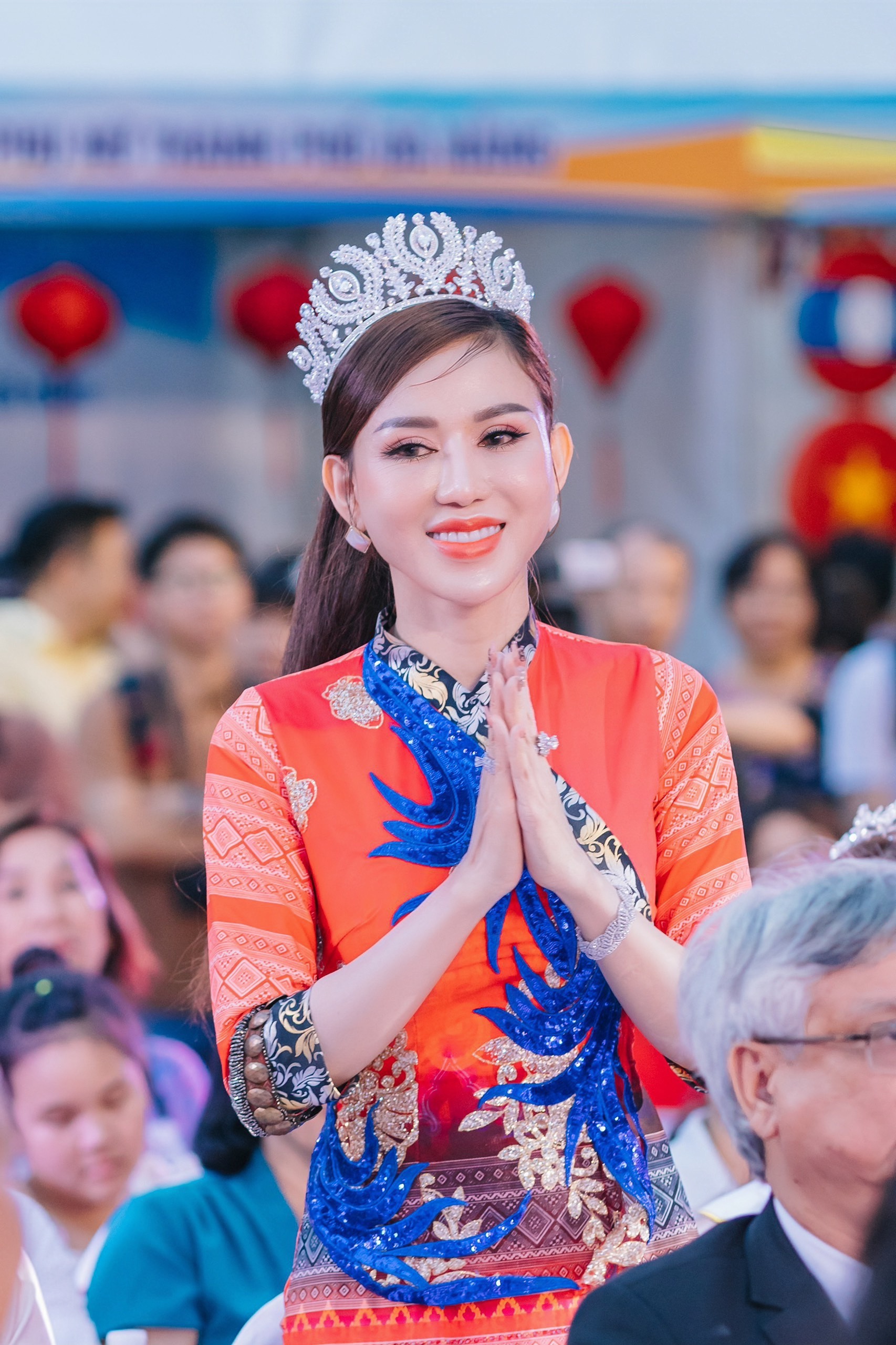 Hoa hậu Lương Thị Thùy Dung gây ấn tượng trong tà áo dài tại Lễ hội Tết cổ truyền Bunpimay - Ảnh 1.