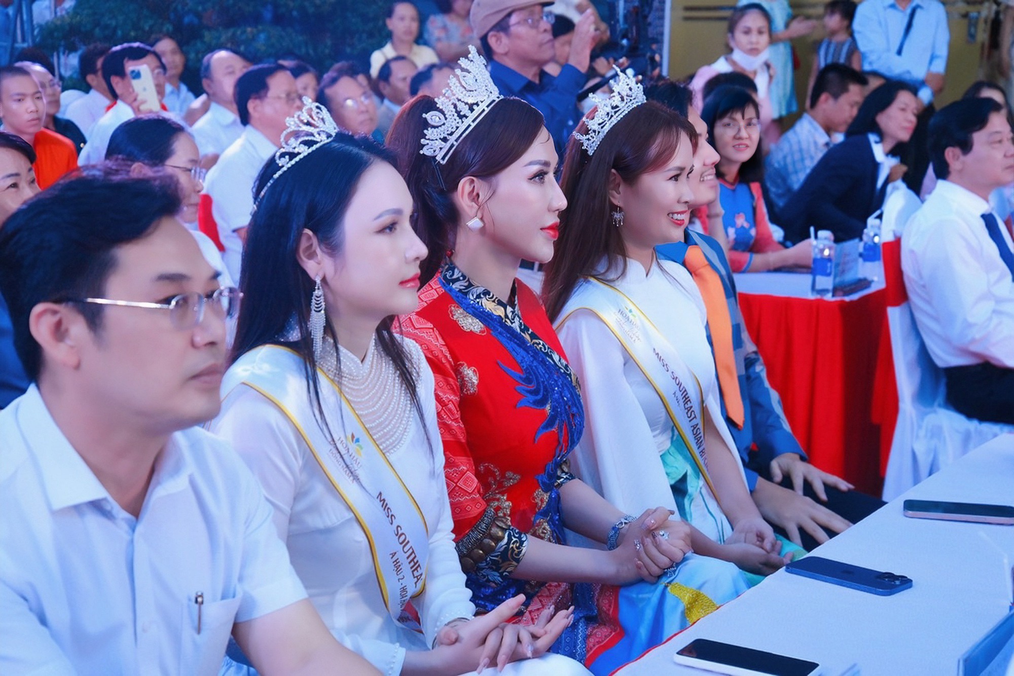 Hoa hậu Lương Thị Thùy Dung gây ấn tượng trong tà áo dài tại Lễ hội Tết cổ truyền Bunpimay - Ảnh 2.