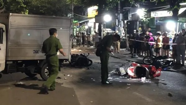 Lại thêm 1 vụ ô tô tông hàng loạt xe máy, nhiều người bị thương - Ảnh 4.