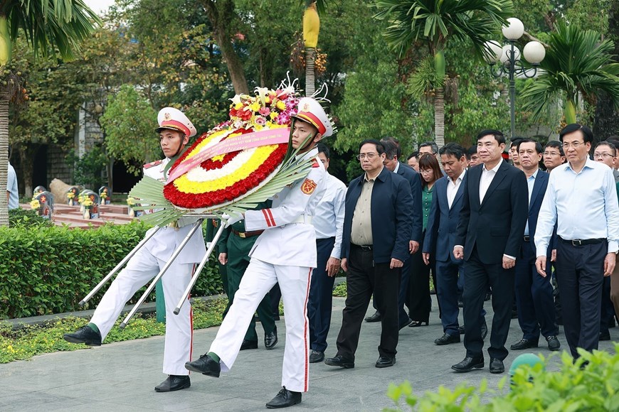 Thủ tướng dâng hương tưởng niệm các Anh hùng liệt sỹ tại Điện Biên  - Ảnh 1.