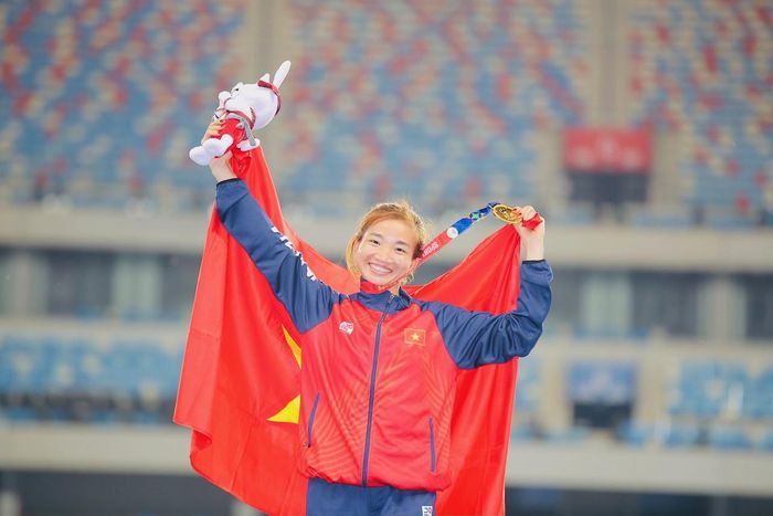 &quot;Siêu nhân&quot; điền kinh Nguyễn Thị Oanh nhận tiền thưởng lên tới vài trăm triệu đồng sau kỳ tích 3 Huy chương vàng SEA Games 32 - Ảnh 2.