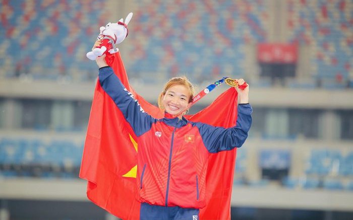 'Siêu nhân' điền kinh Nguyễn Thị Oanh nhận tiền thưởng lên tới vài trăm triệu đồng sau kỳ tích giành 3 Huy chương Vàng SEA Games 32