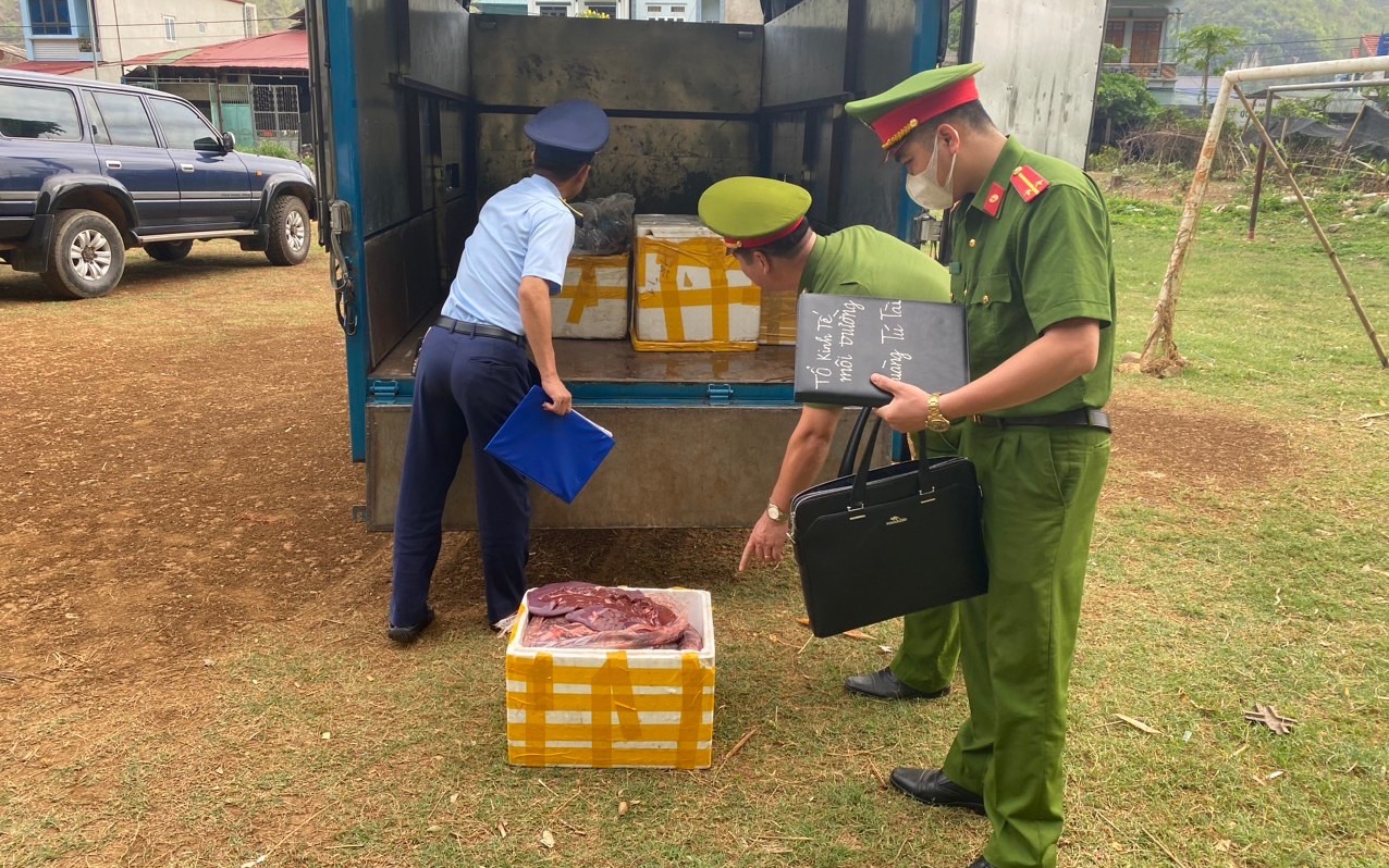 Bắt giữ 3 tạ nội tạng đã biến đổi màu sắc, bốc mùi hôi thối đang trên đường đi tiêu thụ