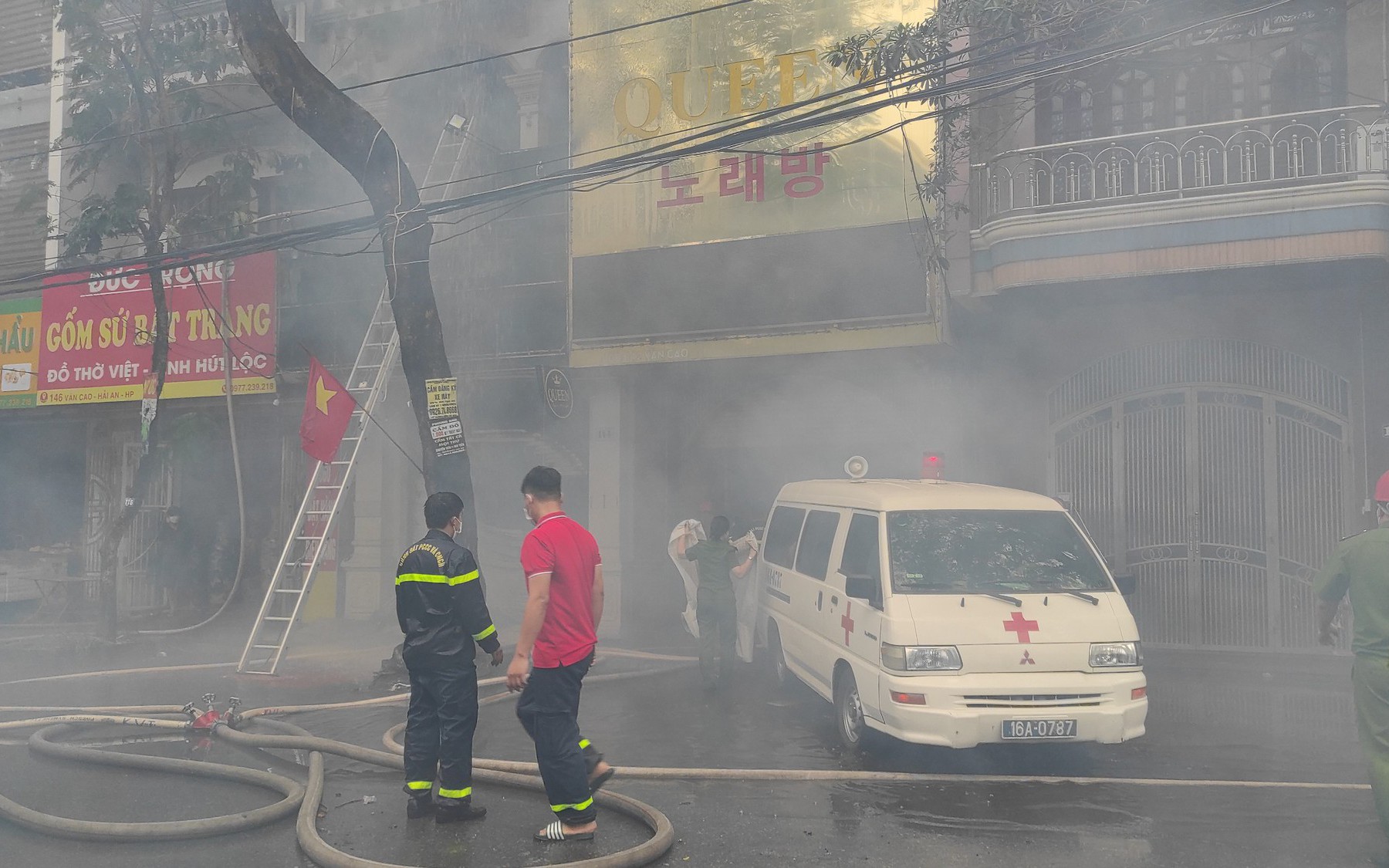 Hải Phòng: Cháy quán bar trên 'phố Tây' Văn Cao, nghi có người mắc kẹt