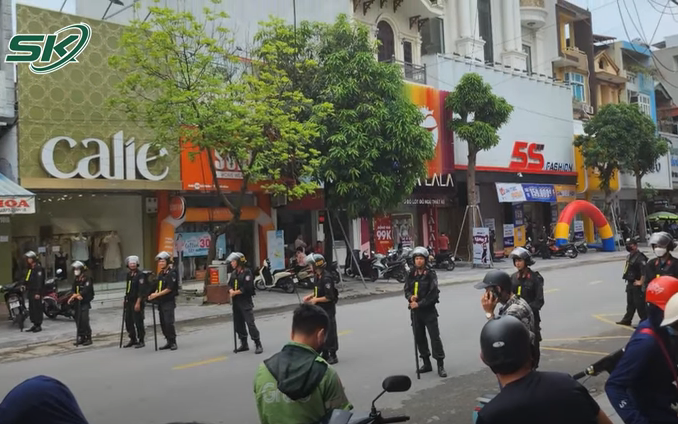 Cận cảnh công an ập vào khám nhà giang hồ khét tiếng xứ Thanh Tuấn “Thần đèn”