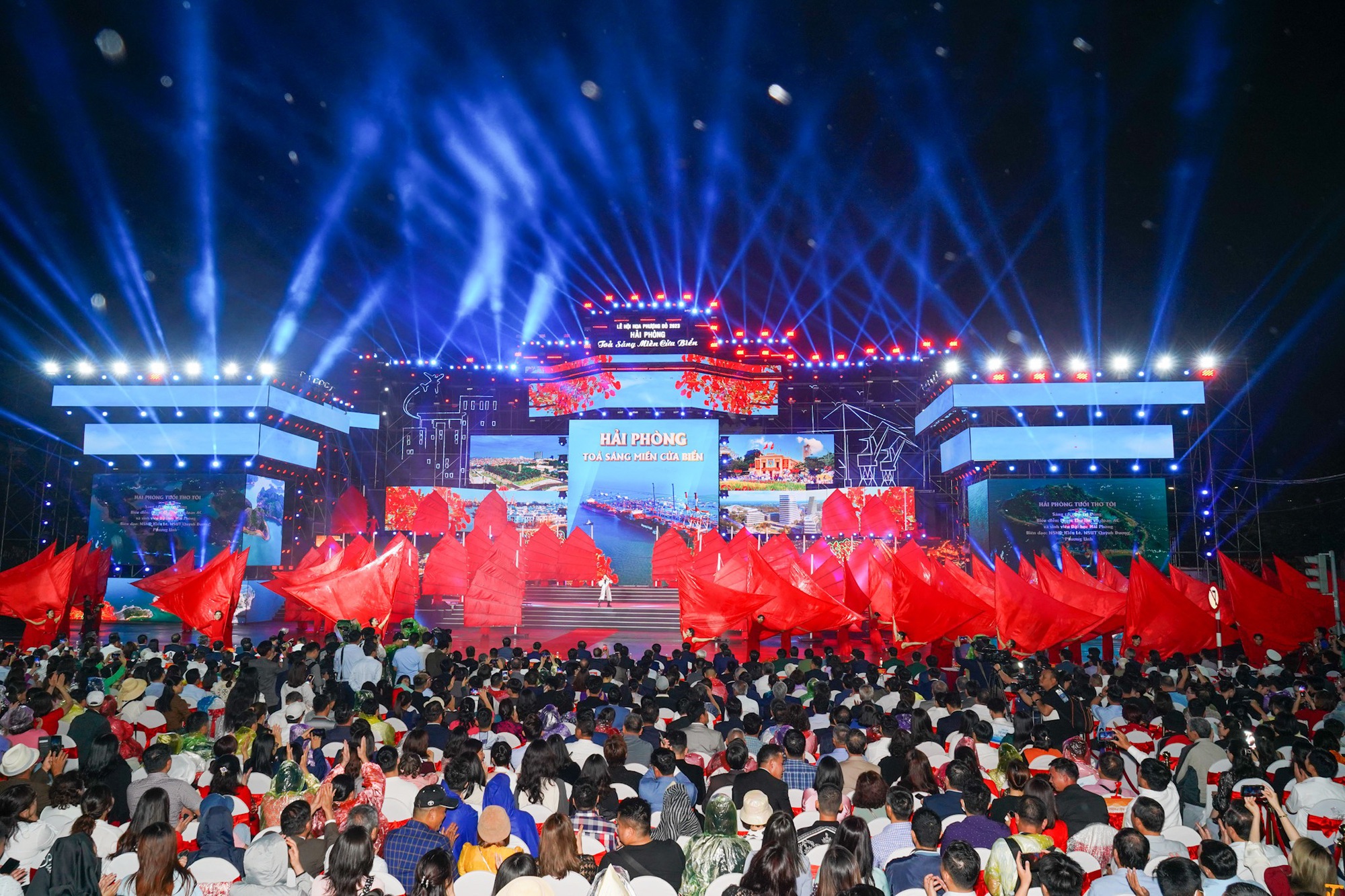 Hàng vạn người dân, du khách đội mưa dự lễ hội Hoa phượng đỏ Hải Phòng - Ảnh 14.