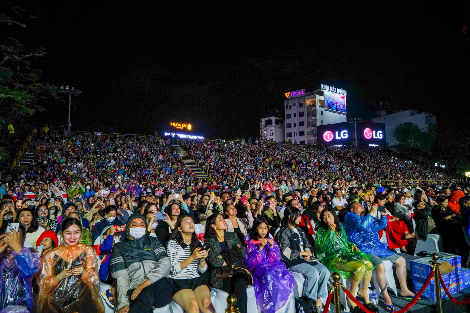 Hàng vạn người dân, du khách đội mưa dự lễ hội Hoa phượng đỏ Hải Phòng - Ảnh 10.