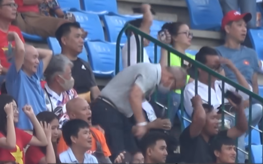 Phản ứng của thầy Park thì U22 Việt Nam để Indonesia ghi bàn thứ ba vào cuối trận