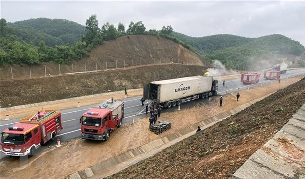 Xe container chở hoa quả bốc cháy dữ dội trên cao tốc Cam Lộ-La Sơn - Ảnh 2.