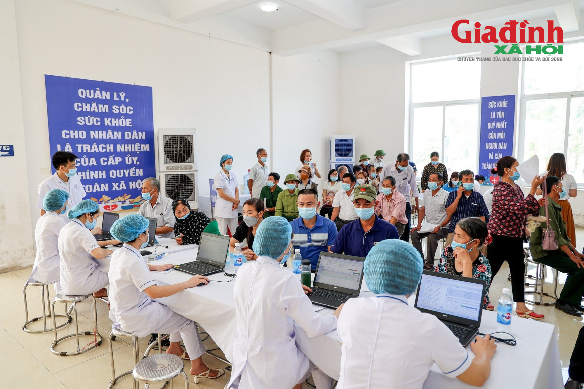 Hà Nội: Gần 400 y, bác sĩ của 15 bệnh viện 'đội' nắng nóng, tổ chức khám sức khỏe cho người cao tuổi - Ảnh 2.