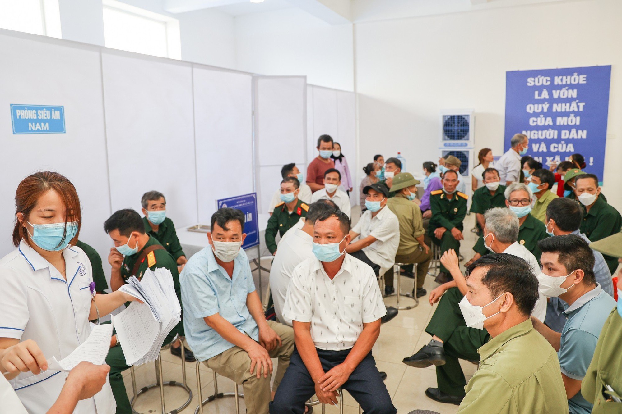 Hà Nội: Gần 400 y, bác sĩ của 15 bệnh viện 'đội' nắng nóng, tổ chức khám sức khỏe cho người cao tuổi - Ảnh 12.