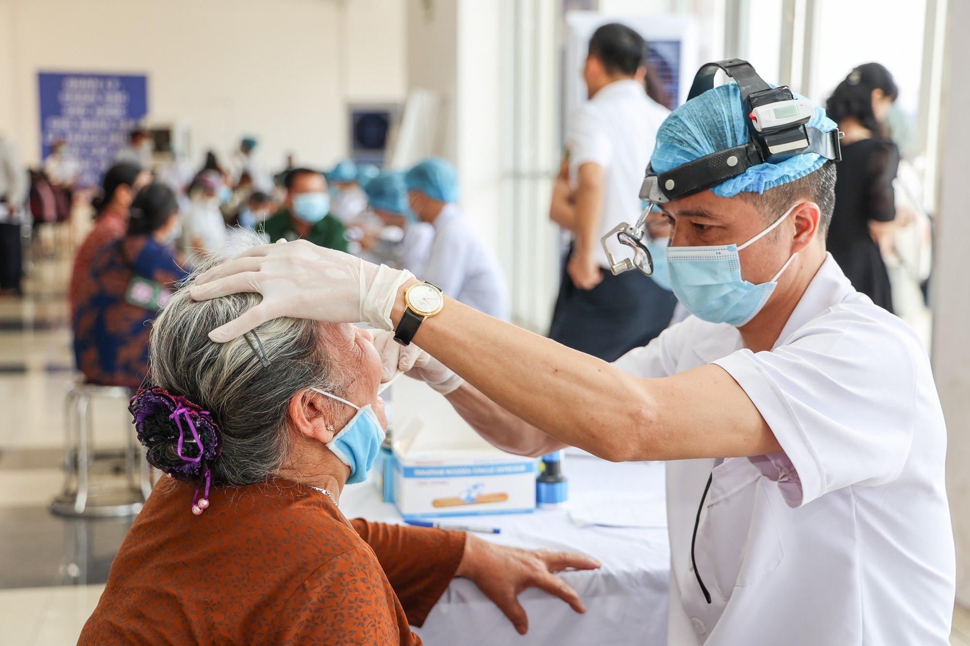 Hà Nội: Gần 400 y, bác sĩ của 15 bệnh viện 'đội' nắng nóng, tổ chức khám sức khỏe cho người cao tuổi - Ảnh 9.