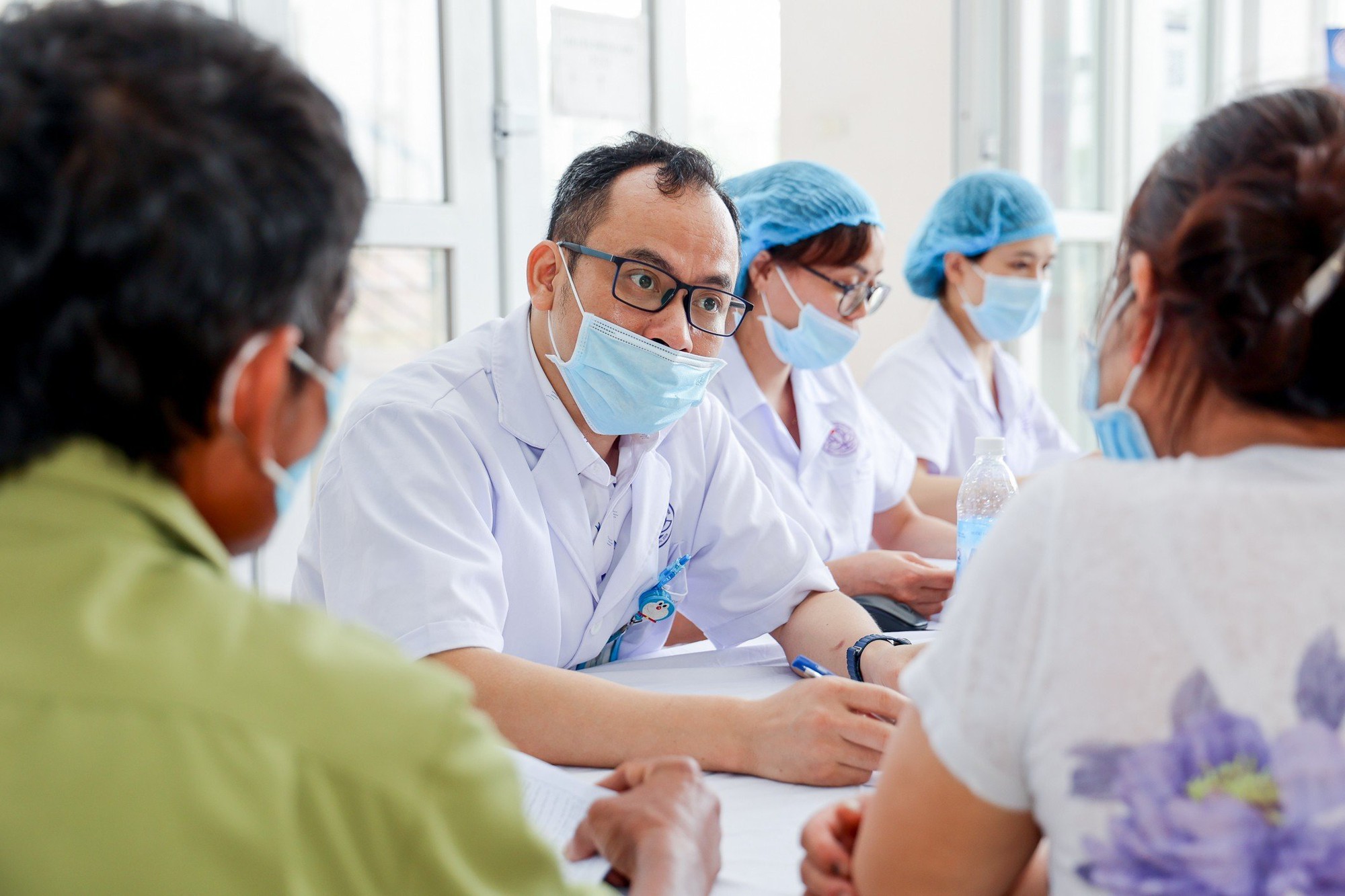 Hà Nội: Gần 400 y, bác sĩ của 15 bệnh viện 'đội' nắng nóng, tổ chức khám sức khỏe cho người cao tuổi - Ảnh 11.