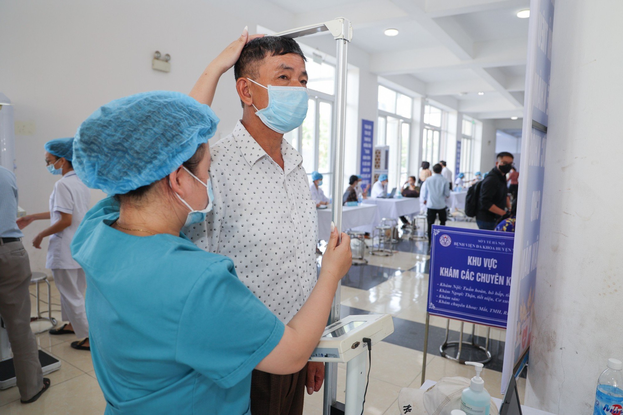 Hà Nội: Gần 400 y, bác sĩ của 15 bệnh viện 'đội' nắng nóng, tổ chức khám sức khỏe cho người cao tuổi - Ảnh 8.