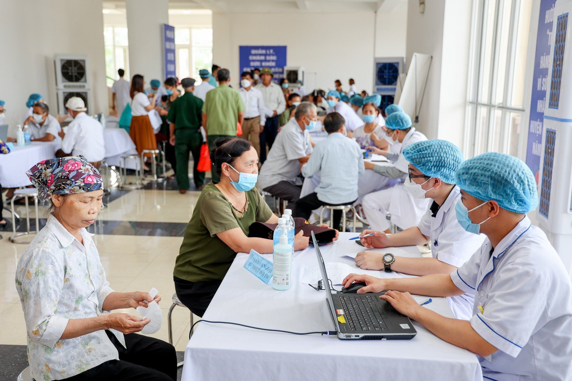 Hà Nội: Gần 400 y, bác sĩ của 15 bệnh viện 'đội' nắng nóng, tổ chức khám sức khỏe cho người cao tuổi - Ảnh 7.