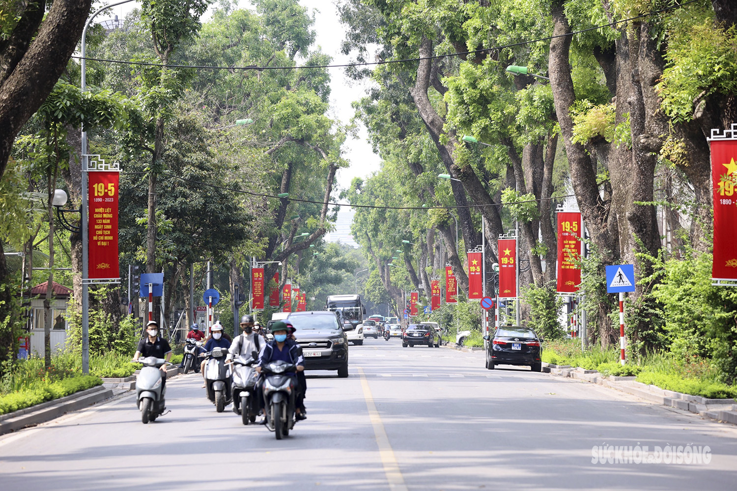 Hà Nội rực rỡ cờ hoa kỷ niệm 133 năm Ngày sinh Chủ Tịch Hồ Chí Minh - Ảnh 13.