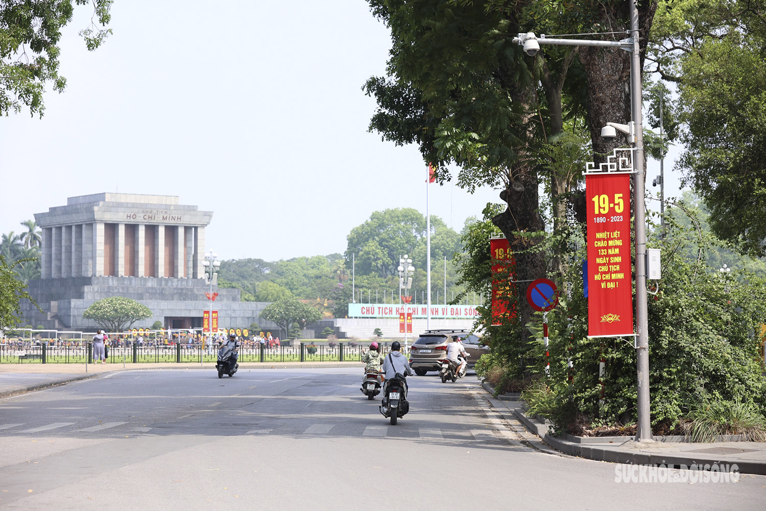 Hà Nội rực rỡ cờ hoa kỷ niệm 133 năm Ngày sinh Chủ Tịch Hồ Chí Minh - Ảnh 4.