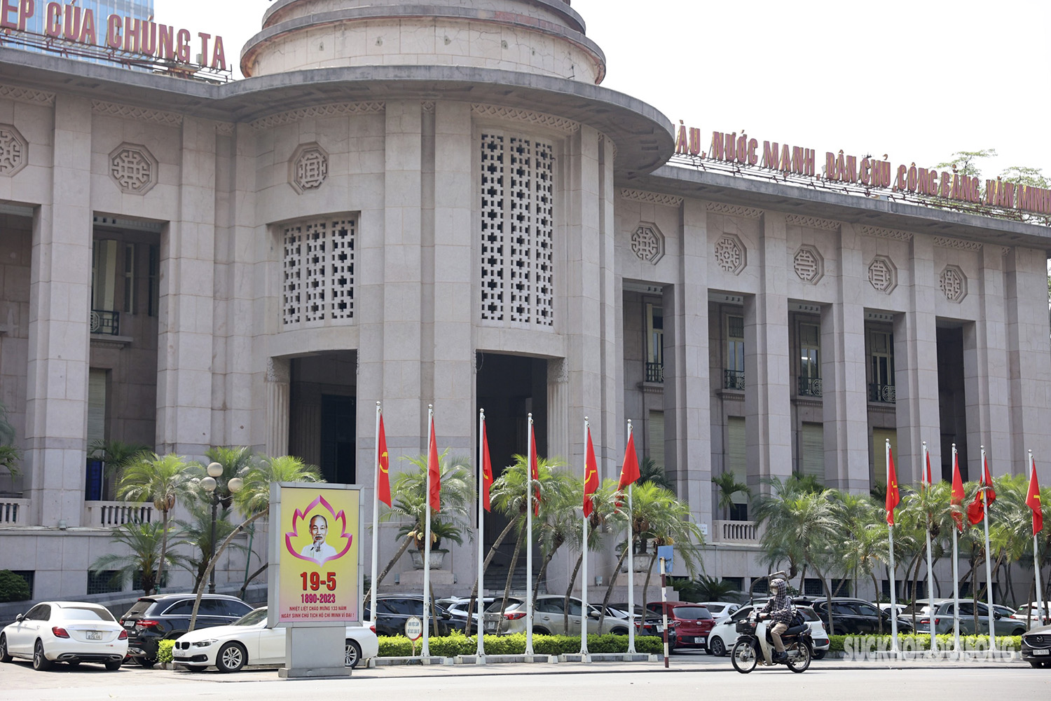 Hà Nội rực rỡ cờ hoa kỷ niệm 133 năm Ngày sinh Chủ Tịch Hồ Chí Minh - Ảnh 8.