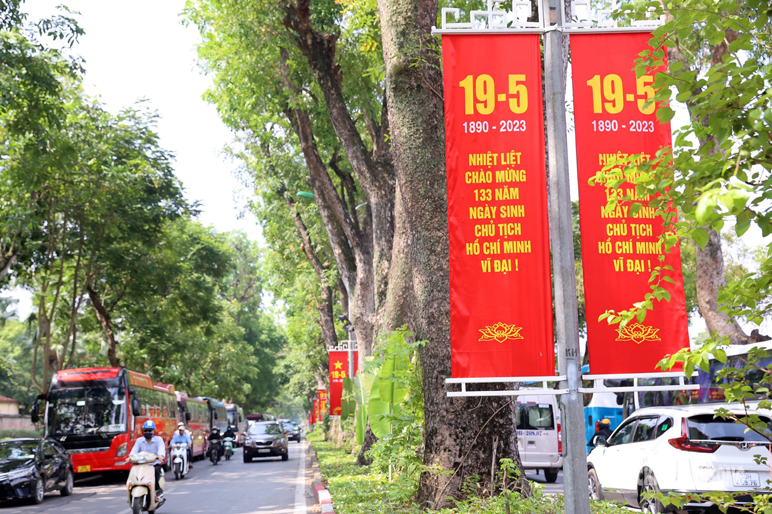 Hà Nội rực rỡ cờ hoa kỷ niệm 133 năm Ngày sinh Chủ Tịch Hồ Chí Minh - Ảnh 9.