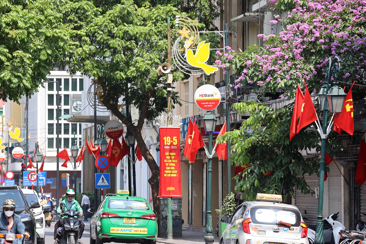 Hà Nội rực rỡ cờ hoa kỷ niệm 133 năm Ngày sinh Chủ Tịch Hồ Chí Minh - Ảnh 11.